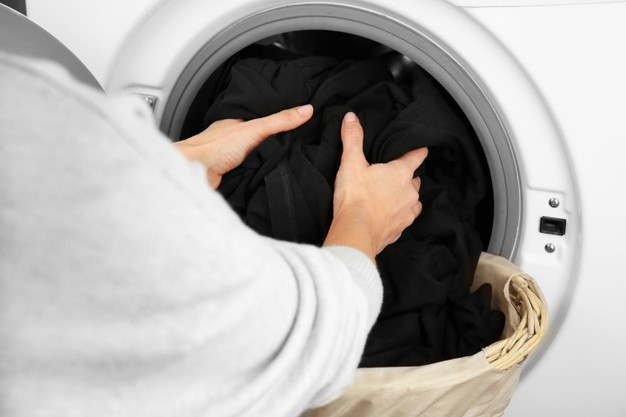 Rahasia Mencuci Baju Hitam Agar Tetap Bagus dan Tidak Pudar