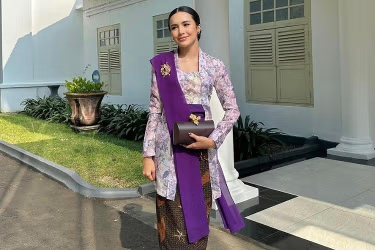 Inspirasi Kebaya Brokat Simple nan Mewah untuk Segala Moment