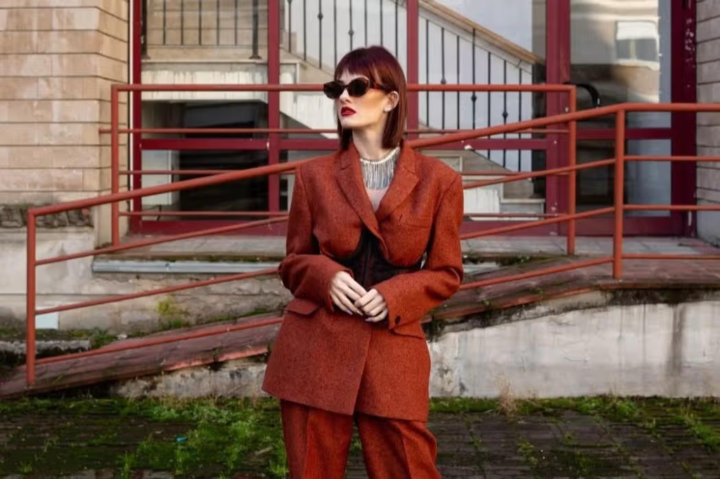 Inspirasi Padu-Padan Warna Merah Bata agar Tidak Norak