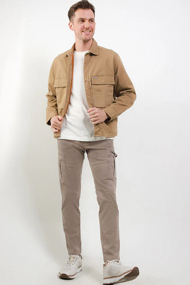 Gaya Kasual Kekinian: Dominan Celana Cargo untuk OOTD Pria