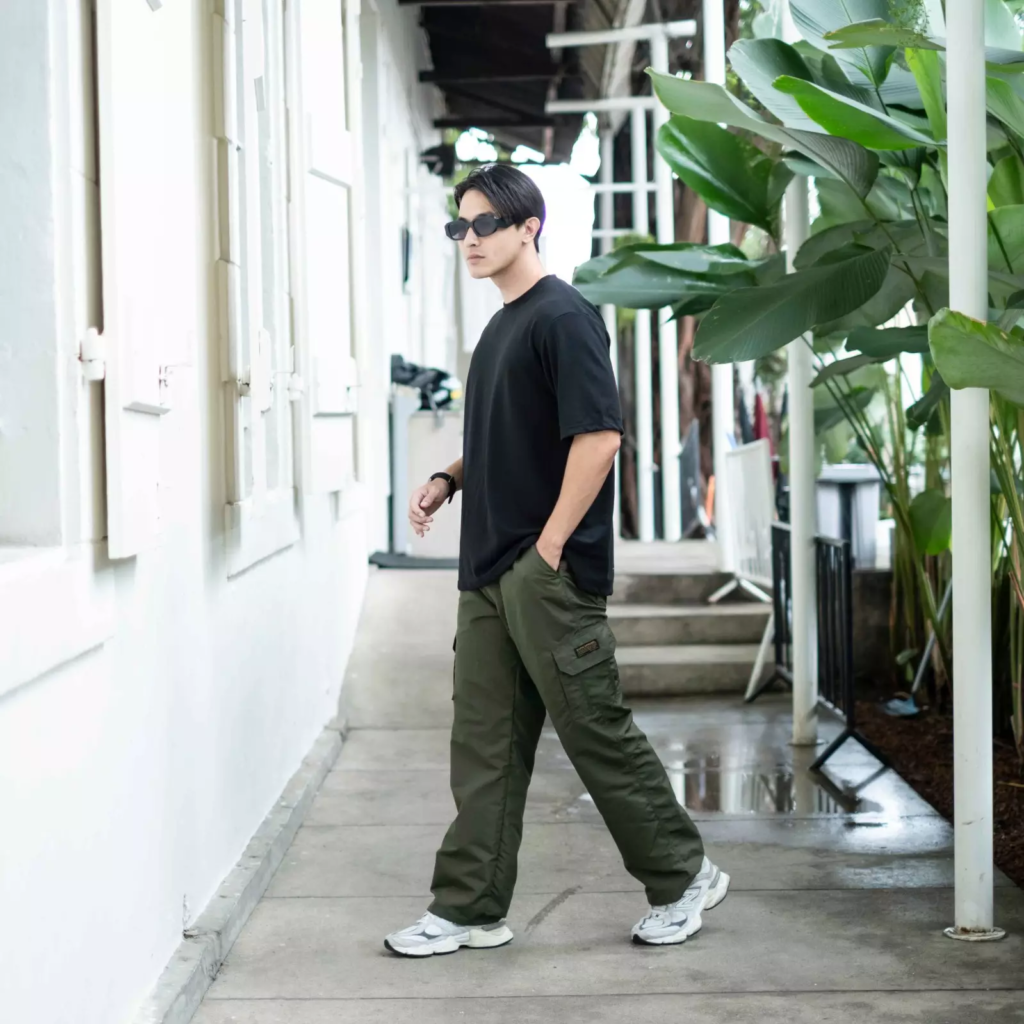 Gaya Kasual Kekinian: Dominan Celana Cargo untuk OOTD Pria