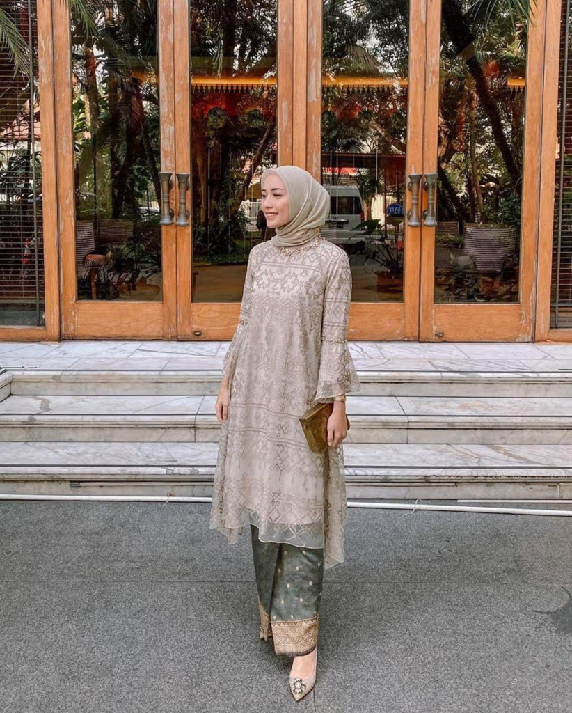 Modern namun Tak Lupa Asal: The Charm of Kebaya Tunik Brokat