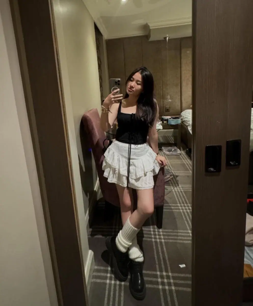 Tampil Feminin dan Kekinian ala Vivian Indrawaty