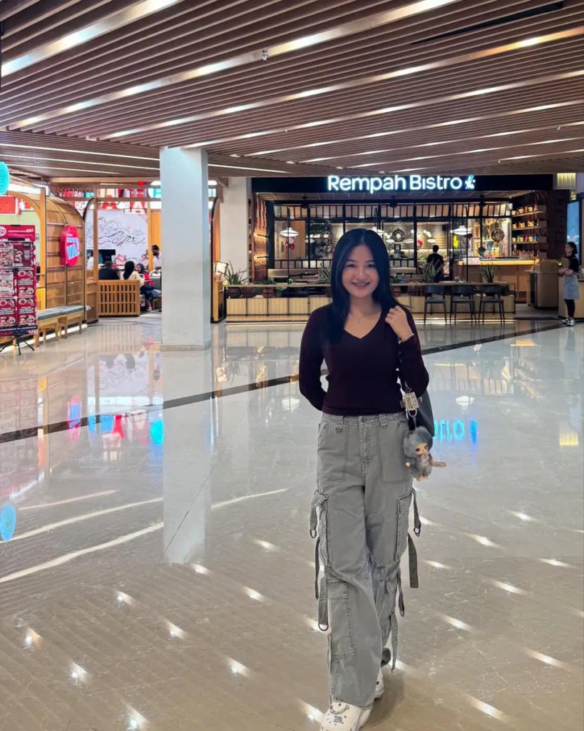 Tampil Feminin dan Kekinian ala Vivian Indrawaty